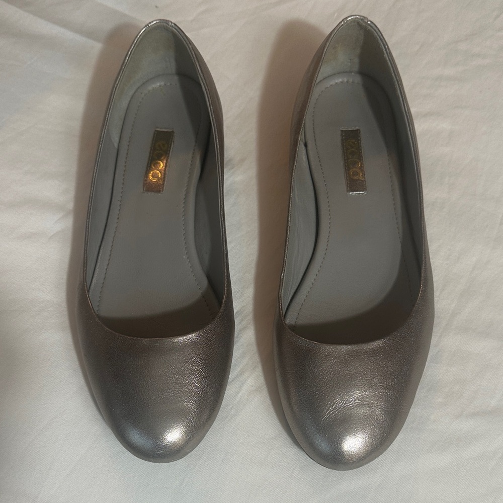 Ecco Women's Metallic Gray (Silver) Flats